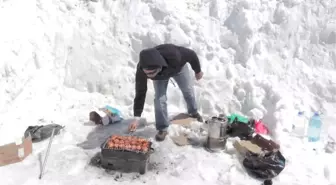 Karla Mücadele Ekiplerinin Mangal Keyfi