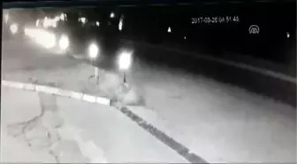 Kaza Ihbarına Giden Polis Aracını Yakmak Istediler