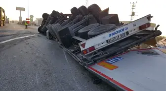 Tır Devrildi, Yükler Yola Saçıldı