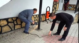 Demir Boruda Mahsur Kalan Kuşu Kurtardılar