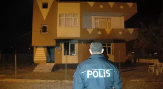 Adana'da, 23 Yaşındaki Genci Bir Öldüren Mahalle Muhtarının Evi Kundaklandı