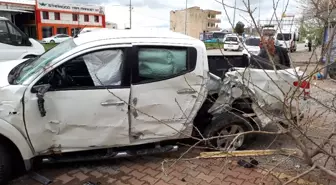 Adıyaman'da Polis Aracı ile Minibüs Çarpıştı: 2 Polis Yaralı