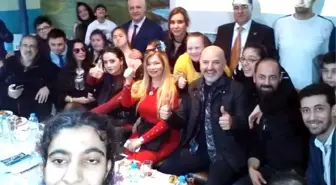 Ünlüler, Selfie İsteğini Çeviremedikleri 'Özel Öğrencilerle'