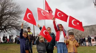 Bingöl'de Köy Girişine Dev Türk Bayrağı Asıldı