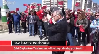 Eski Başbakan Yardımcısı, Eline Bayrak Alıp Yol Kesti