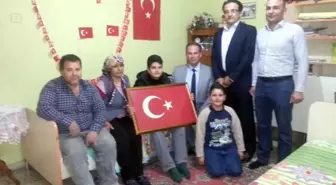Çöpe Atılmış Bayrağı Yıkatıp Okula Götürdü