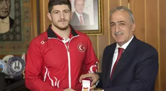 Şampiyon Güreşçi, Rektör Çomaklı'yı Ziyaret Etti