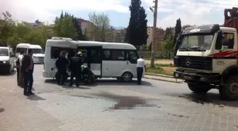 Öğrenci Servisi Beton Pompasıyla Çarpıştı