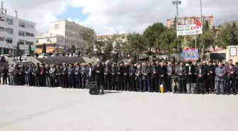 İdlib'te Ölenler İçin Gıyabi Cenaze Namazı Kılındı