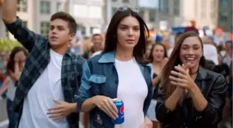 Kendall Jenner'ın Oynadığı Tartışmalı Kola Reklamı Yayından Kaldırıldı