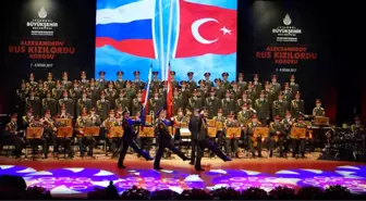 Aleksandrov Rus Kızılordu Korosu İstanbul'da Konser Verdi