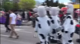 Izmir Alaçatı Ot Festivali'nde Renkli Kortej Yürüşü