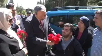 Polis Okuluna Düzenlenen Saldırıda Gazi Oldu, Tekerlekli Sandalye ile Şehitleri Ziyaret Etti