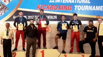 2. Uluslararası Türkiye Açık Kick Boks Turnuvası'nda Ayvalıklı Sporcu Emre Kuru Çifte Madalya...