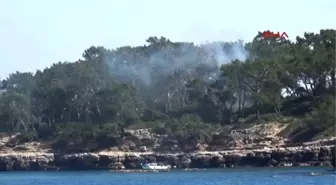 Antalya Denizden Kovayla Su Çekip Orman Yangınına Müdahale Ettiler