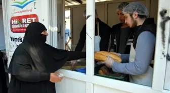 İrfan Yurdu Öğrencilerinden Suriyelilere Sıcak Yemek İkramı