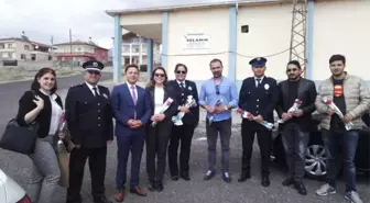 Polisler Trafik Cezası Yazmadı, Çiçek Hediye Etti