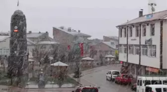 Tokat'ta Nisan Ayında Yağan Kar Görenleri Şaşırttı