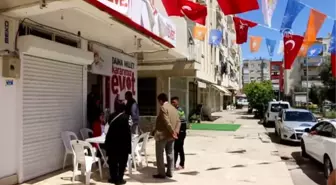 AK Parti'nin Irtibat Bürosundaki Afişlere Zarar Verildi