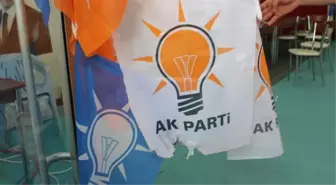 AK Parti'nin İrtibat Bürosundaki Afişlere Zarar Verildi