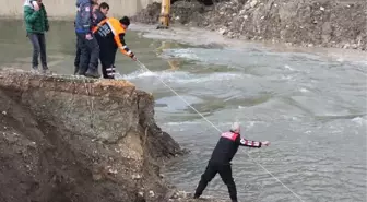 Polisten Kaçarken Aracıyla Irmağa Düşen Sürücü Kayboldu