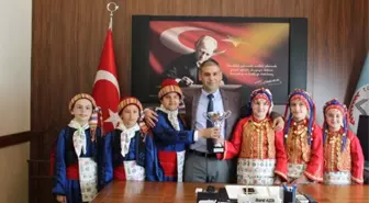 Halk Oyunları Öğrencilerinden İl Milli Eğitim Müdürü Aşım'a Ziyaret