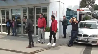 Ibrahim Erkal Için Hastane Önünde Gözyaşı