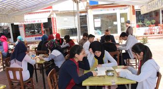 Lise Öğrencileri Kahvehane Önünde Kitap Okudu