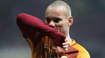 Galatasaraylı Wesley Sneijder, Soyunma Odasında Kramponlarını Fırlattı