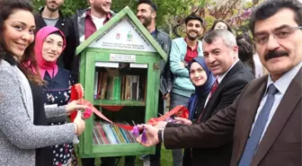 Üniversitelilerden Sokak Kütüphanesi