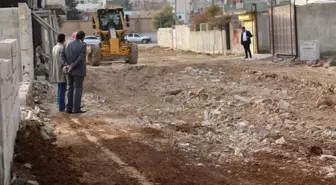 Akçakale'nin Kırsal Mahallelerinde Yol Yapım Çalışmaları Sürüyor