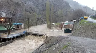 Beytüşşebap'ta Sağanak Yağış Hayatı Felç Etti