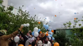 Gökyüzüne 'Evet' Yazılı Balonlar Bıraktılar