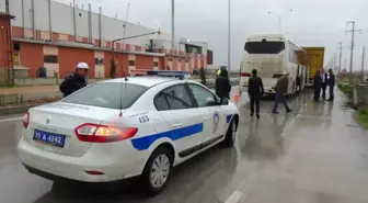 İşçi Taşıyan Otobüs Tır'a Arkadan Çarptı: 8 Yaralı