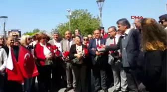 Izmir CHP'li Milletvekilleri 'Hayırlı Cumalar' Yazan Karanfil Dağıttı'