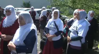 Pervin Buldan ve Beraberindekiler Cezaevi Önünde Oturma Eylemi Yaptı