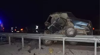 Ters Yola Giren Ehliyetsiz Sürücü Öldü, Diğer Otomobilde 3 Kişi Yaralandı