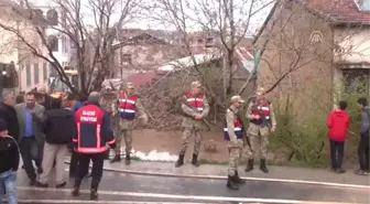 Çökme Tehlikesi Bulunan Ev Belediye Ekiplerince Yıkıldı