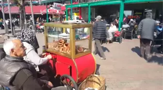 Zonguldak 79 Yaşındaki Emekli Ek Gelir Için Simit Satıyor