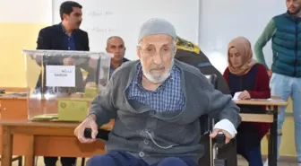 93 Yaşında, Tekerlekli Sandalyeyle Oy Kullandı