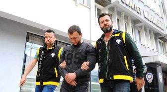 Kafasına Şişe ile Vurduğu Arkadaşını Bıçakla Öldürdü