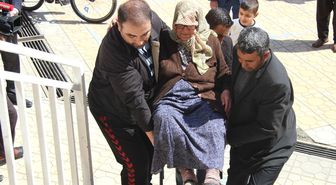 Yaşlı Kadın Sağlık Görevlilerinin Kollarında Sandığa Gitti