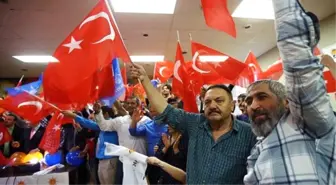 Halk Oylamasının Sonuçları Kutlanıyor