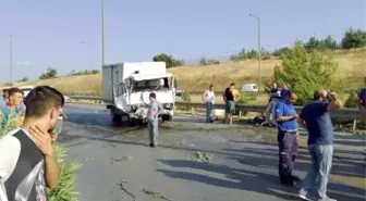 Kamyonetle Otomobil Kafa Kafaya Çarpıştı: 2 Yaralı