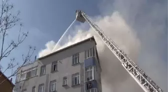 Beyoğlu'nda Çıkan Yangında Binanın Çatısı Kullanılamaz Hale Geldi