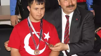 Engelli Şampiyondan Emniyet Müdürüne 'Osman Amca Seni Çok Seviyoruz'