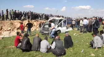 Çeyiz Almaya Gidenleri Taşıyan Kamyonetin Lastiği Patladı: 4 Ölü, 10 Yaralı (2) - Yeniden