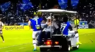 Futbolcuya Saha Kenarında Araba Çarptı!