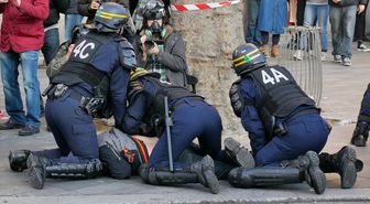 Paris'te Liseliler Cumhurbaşkanı Seçimini Protesto Etti