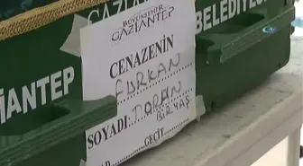 Kazada Ölen Baba ve İki Çocuğu Yan Yana Defnedildi